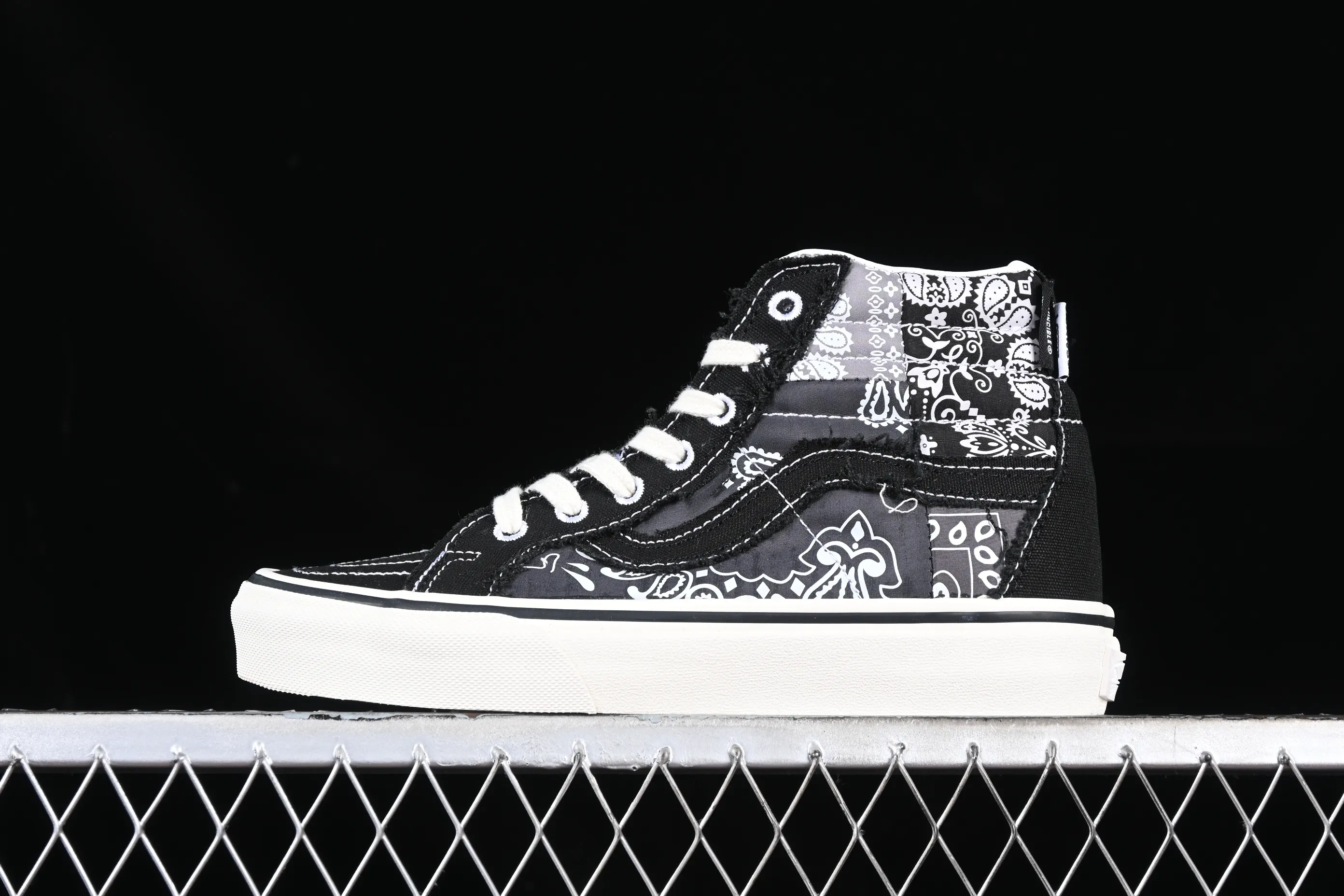 All categories Vans Vans series Vans Hi Vans high-top Vault by Vans x Invincible joint series high-top casual sneakers VN000CDDBP6